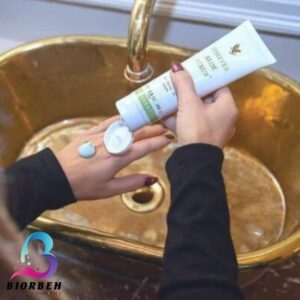 کرم فوراور آلوئه اسکراب